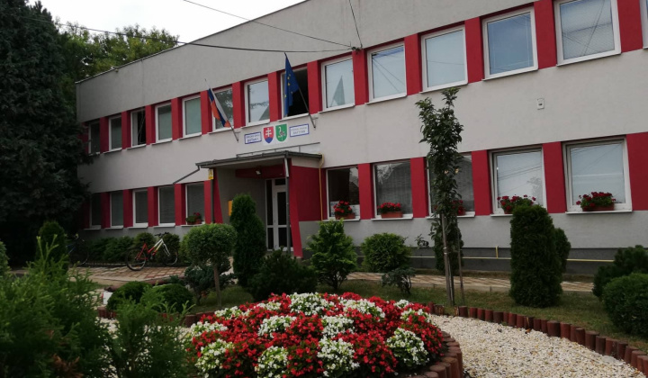 OBECNÝ  ÚRAD / KÖZSÉGHÁZA